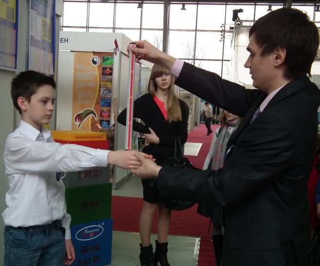 Оригинальное устройство ИМБП вертикально подносят к раскрытой ладони испытуемого и отпускают. По месту, где удалось поймать прибор, устанавливают скорость зрительно-двигательной реакции