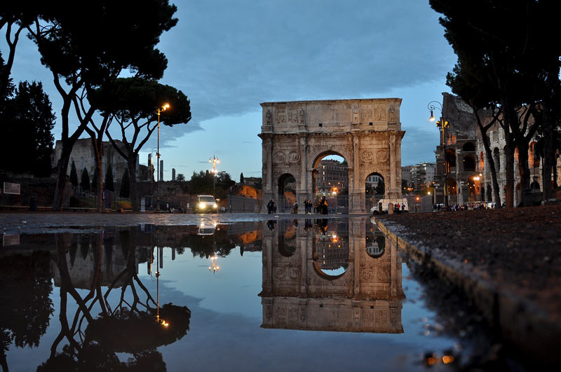 Отражение арки Константина в Риме.