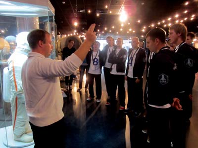 Участники отбора во время экскурсии по Мемориальному музею космонавтики.