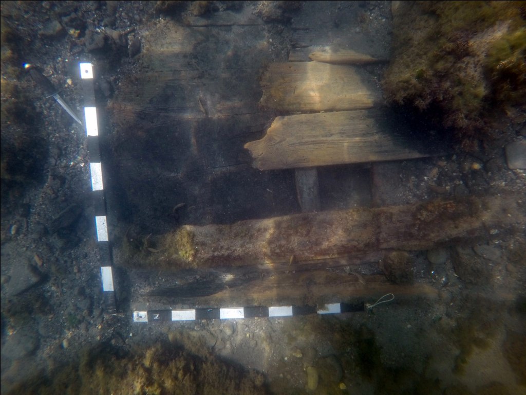 Остатки фелюги, найденные при разведках в 2016 году. (Фото: В. Вахонеев.)