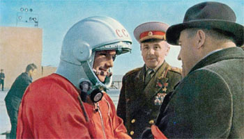 Сергей Королёв прощается с Гагариным перед стартом 12 апреля 1961 года Сергей Королёв прощается с Гагариным перед стартом 12 апреля 1961 года