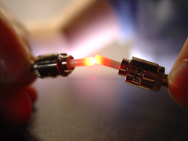 В оптоволоконных линиях для передачи данных используется свет, который за счет эффекта полного внутреннего отражения внутри оптоволокна можно без потерь передавать на большие расстояния. Фото: Barta IV/Flickr