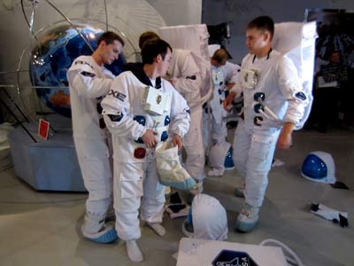 В ходе отбора участникам пришлось примерить скафандры – надевать их надо было на скорость, как в  армии.