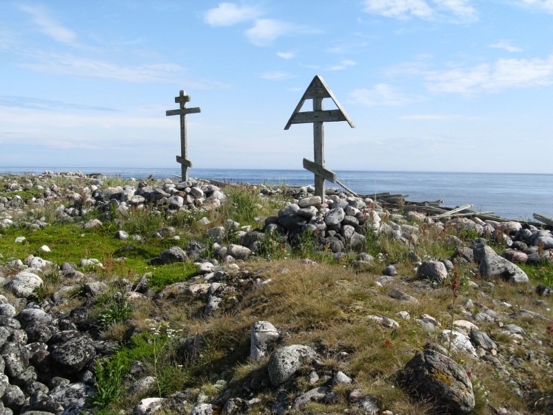 Мыс Колгуев юго-восточной оконечности острова Анзер Соловецкого архипелага Белого моря. Памятные кресты.