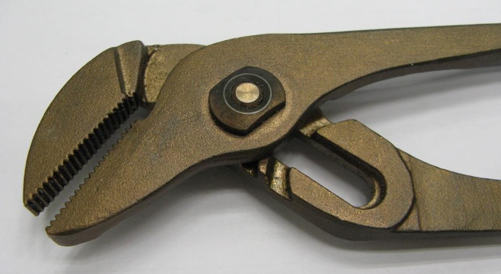 Переставной трубный ключ, изготовленный из бериллиевой бронзы. Фото: nicransby/Wikimedia Commons 
