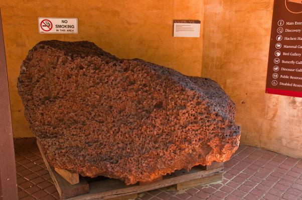 Метеорит весом в 9980 кг, найденный в Австралии, содержит крошечное количество сверхпроводящего материала. (Фото: Graeme Churchard / Flickr.com)&nbsp;
