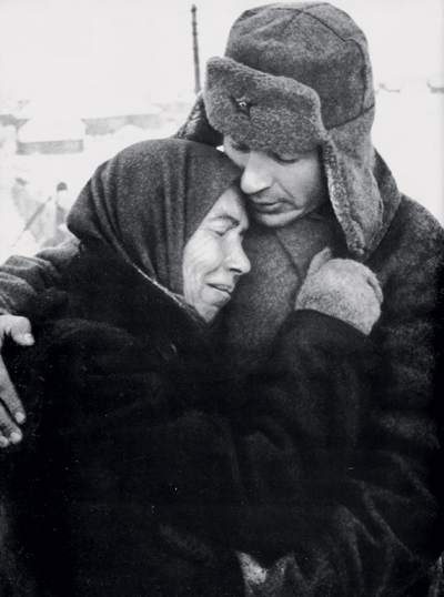 В освобождённом селе. Подмосковье. 1941 год. Фото Ивана Шагина.