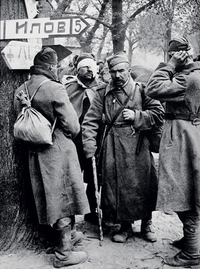 В ожидании санитарного транспорта. Германия. Апрель 1945 года. Фото Валерия Фоминского.