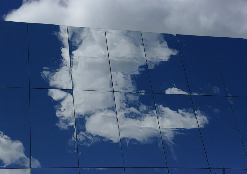 Отражение облаков в зеркальной поверхности. Снимок сделан Пентаксом, китовым объективом. Место съемки - Нью-Йорк, парк "High Line".