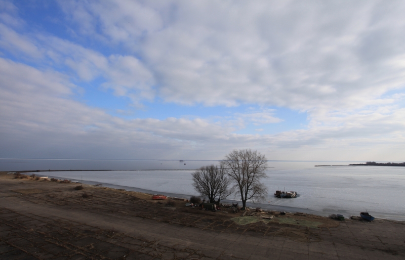 Рыболовные суда в Калининградском заливе Балтийского моря.