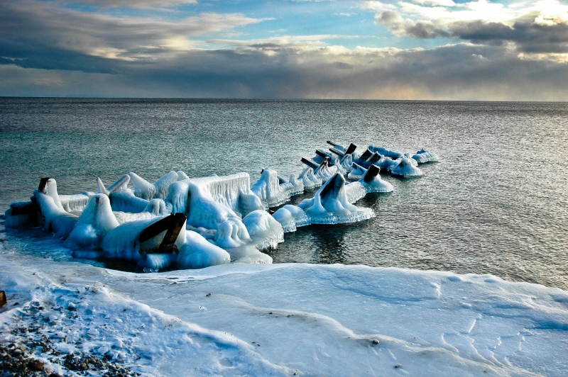Пристань поросшая льдом.