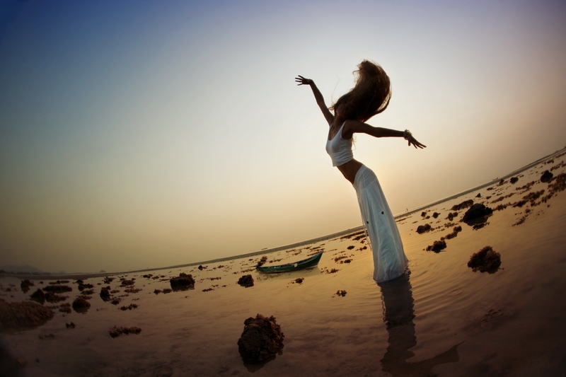 Девушка танцует на берегу океана. Сиамский залив, остов Самуи (Таиланд)