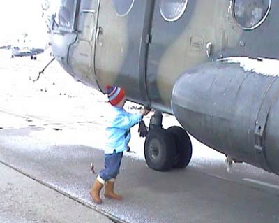 Возле вертолета Ми-8. Братск. На Братском аэродроме.