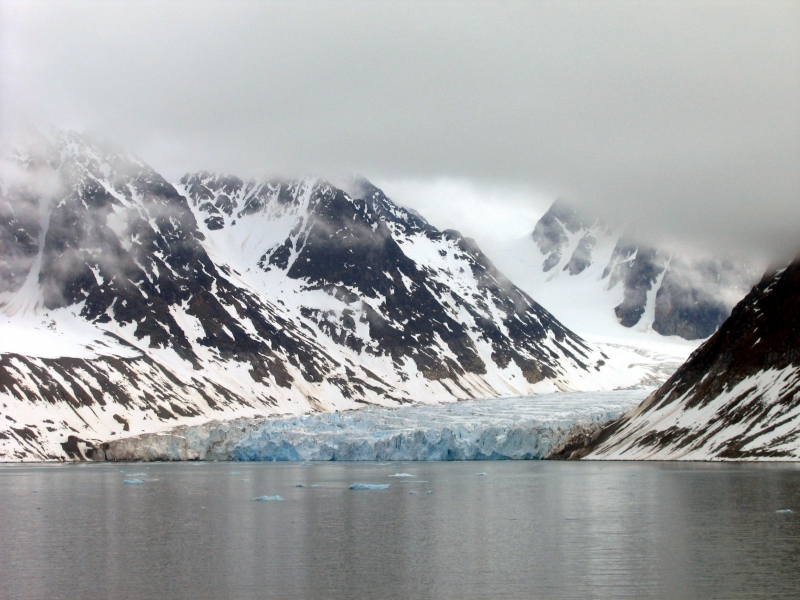 Север - край непостижимого: то ли Северный ледовитый океан лижет берег, то ли ледник вытянул свой язык в попытке осушить Океан...