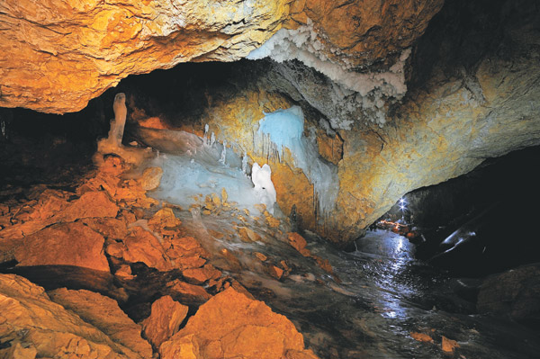 Лургиканская пещера и её ледяные скульптуры