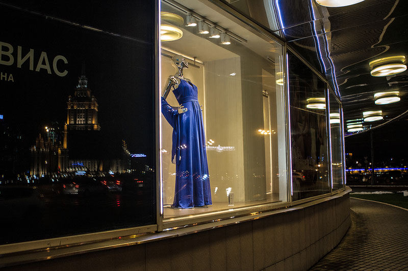 Фото сделано около белого дома в Москве. Отражение высотки в витрине магазина.