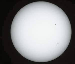 Фотография Солнца, полученная 8 июля 1998 года на телескопе MWLT (Mees Solar Observatory, University of Hawaii) спустя несколько часов после того, как был сделан рисунок в севильском соборе. 