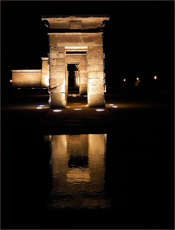 Мадрид. Египетский храм на островке в центре искусственного озера. Ночной снимок.