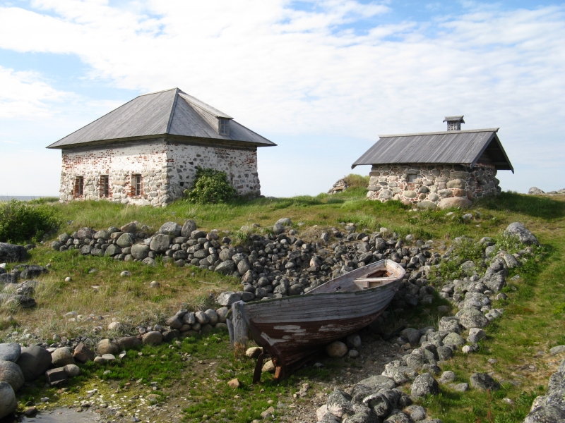 Соловецкие острова Белого моря. Заяцкий остров. Монашеские скиты и причал.