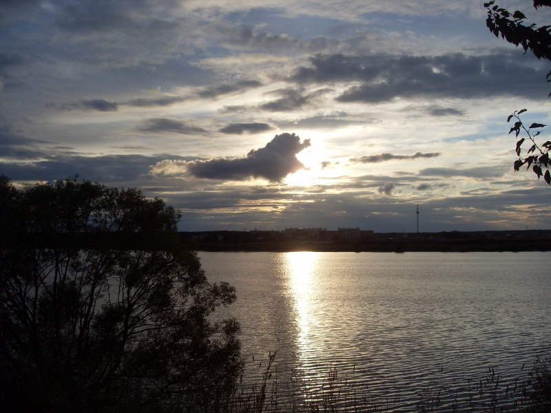 Такое необычное явление - закат над Волгой - наблюдала в Дубне в конце июня. Совсем как у Чуковского "... А зубастый крокодил солнце в небе проглотил..."