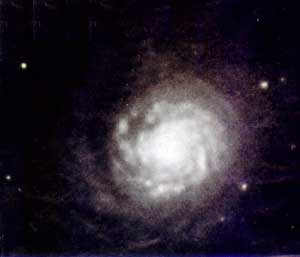 Галактика NGC 7252. Внутри ее видны шаровидное скопление и маленькое — всего 10000 световых лет в диаметре — спиральное образование (внизу слева). Это свидетельства того, что NGC 7252 произошла от слияния с какой-то другой галактикой.