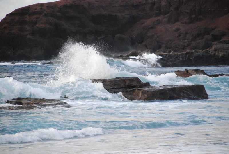 Могучие волны Атлантики, разбивающиеся о прибрежные базальты!