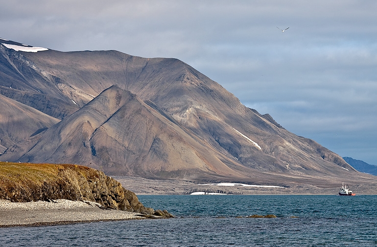 "Дымчатые" горы арктических островов - незабываемая красота Севера.