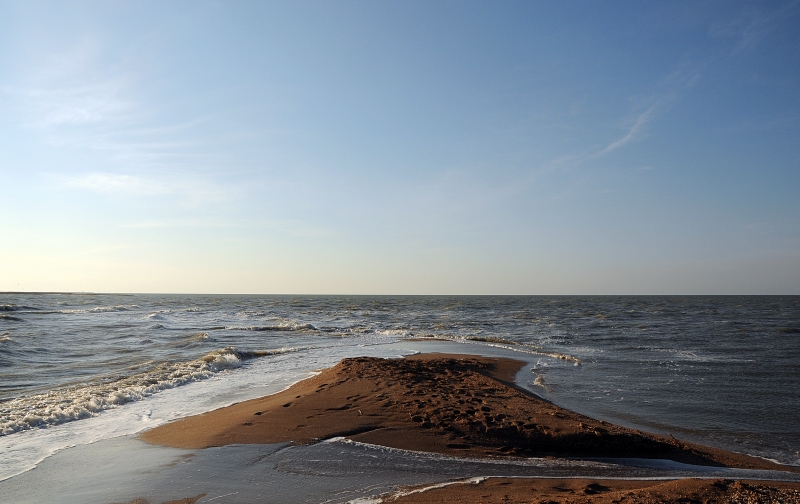Конец Должанской косы, близ города Ейск,  слева Азовское море, справа Таганрогский залив, за спиной  коса из ракушек и песка, длинной около километра.