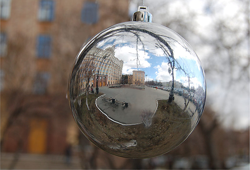 Отражение Южно-Уральского Государственного Университета в новогодней игрушке.