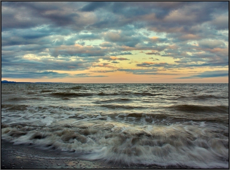 Закат, ветер с моря, перед штормом.