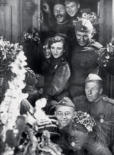 Встреча победителей на Белорусском вокзале в Москве. 1945 год. Фото Георгия Петрусова.