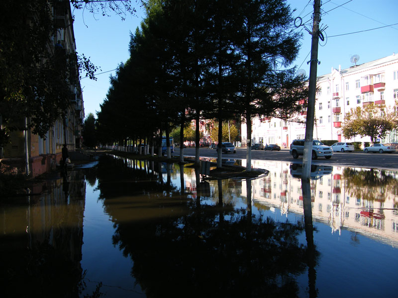 Проспект Мира, ведущий к набережной, местами был сильно подтоплен.