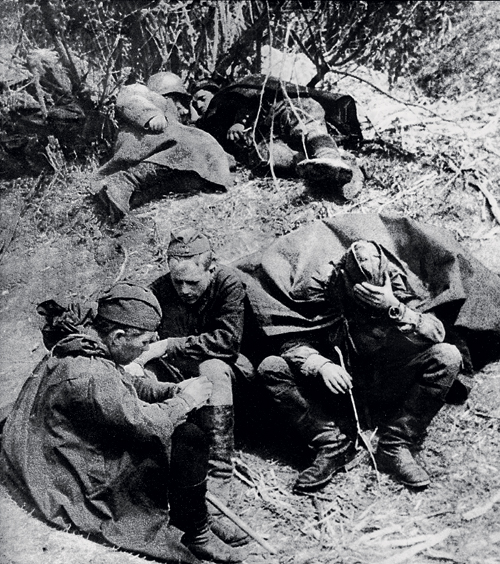 Между боями. Воронежский фронт. 1943 год. Фото Якова Рюмкина.