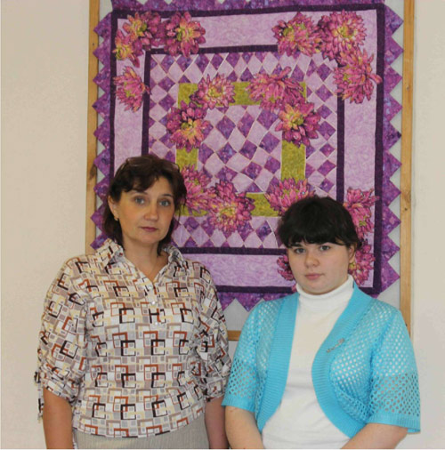 Автор работы Кротова Анна (справа) и наставник Титкова Наталья Николаевна (слева).