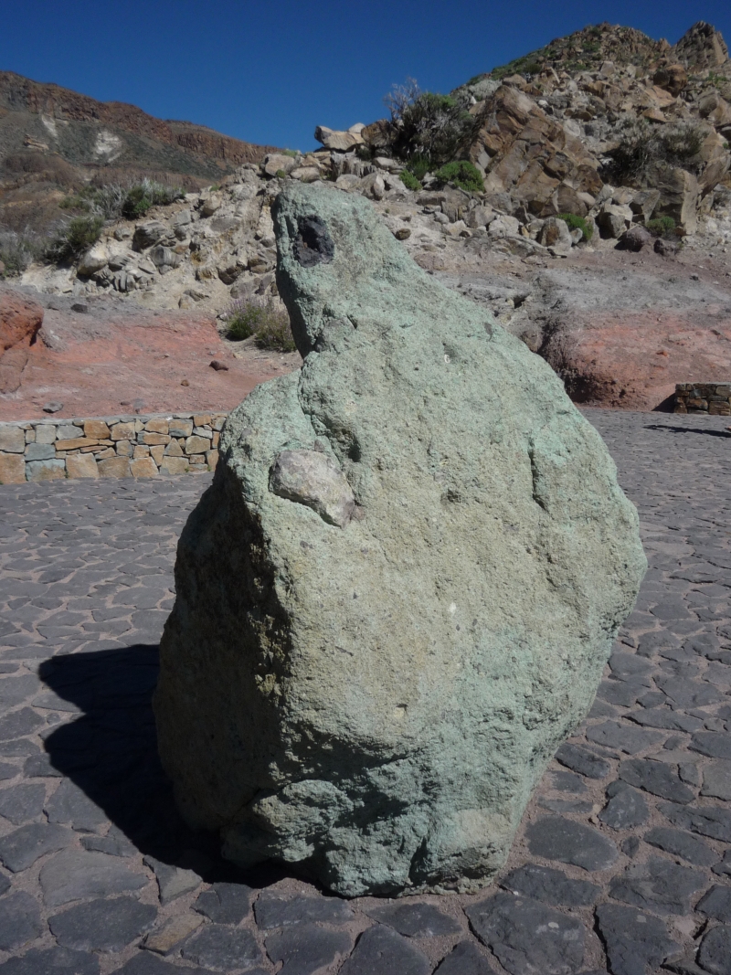 Камень с головой лягушки.