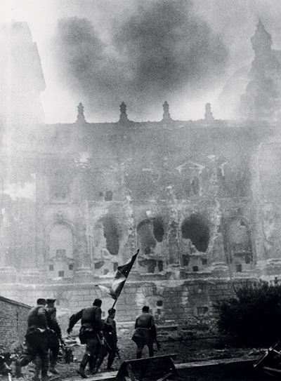 К рейхстагу! 1945 год. Фото Ивана Шагина.