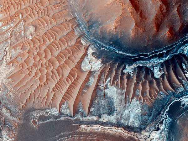 Там, где притаились тени: лабиринт ночи на Марсе