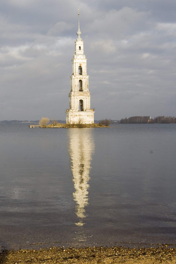 Затопленная церковь в Калязине .