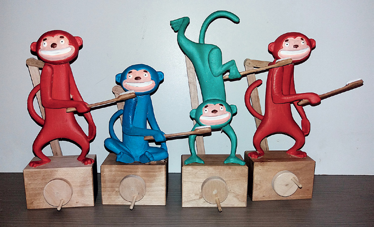 Циклы из игрушечных обезьянок и игральных кубиков