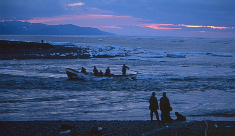 Морские охотники возвращаются после долгого дня в лагуну Инчоун на побережье Чукотского моря. Сентябрь 2003 года.