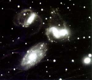 В группе галактик, названной “Стефанс квинтет” (NGC 7317, 7318, 7319 и 7320), произошло слияние двух галактик, третья скоро присоединится к ним.