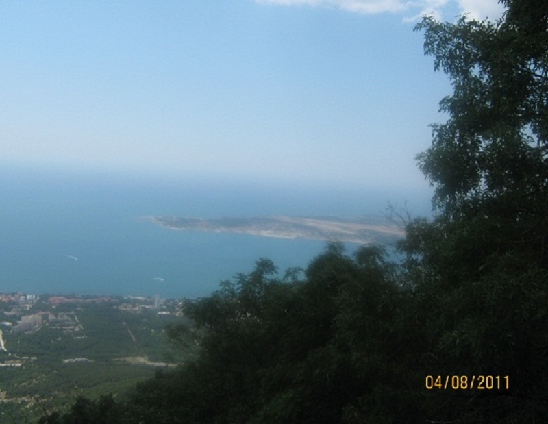 На фото изображение Черного моря. Снимок сделан с канатной дороги г.Геленджик.
