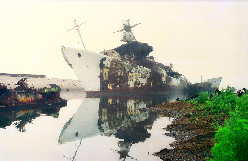 Бухта погибших кораблей. Корабли, приготовленные к переработке на металлолом, в бухте острова Русского близ Владивостока. 