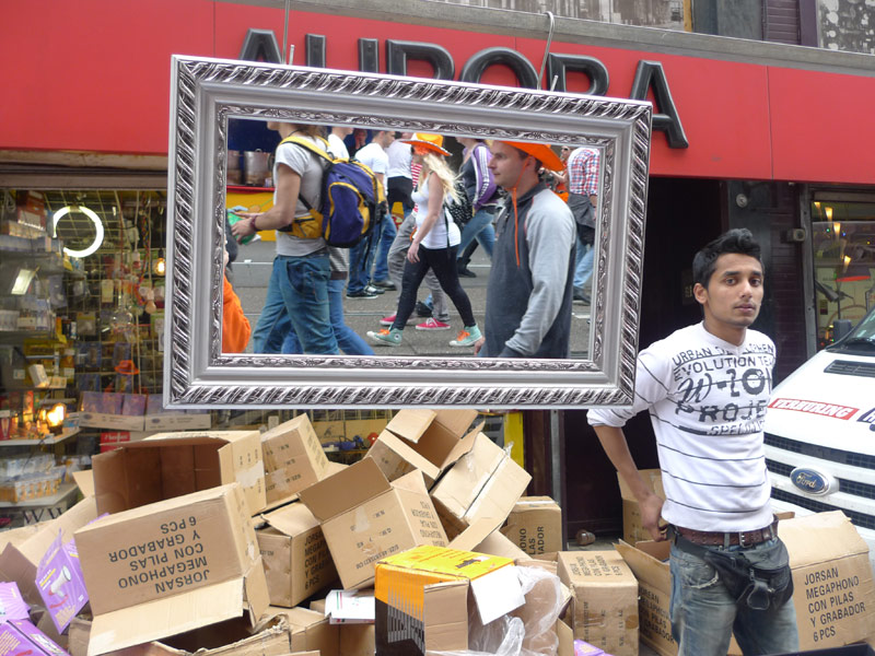Амстердам. Отражение в зеркале (уличного торговца очками) гуляния людей в День Рождения Королевы. 