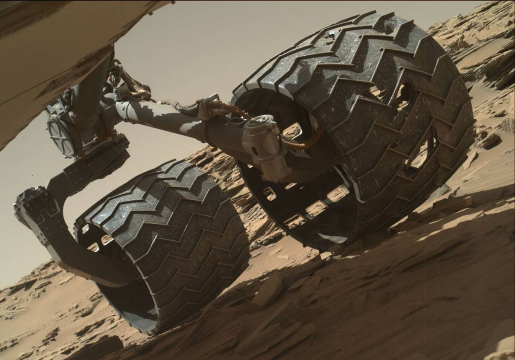 mars-inspection-rover-wheel-PIA20334.jpg