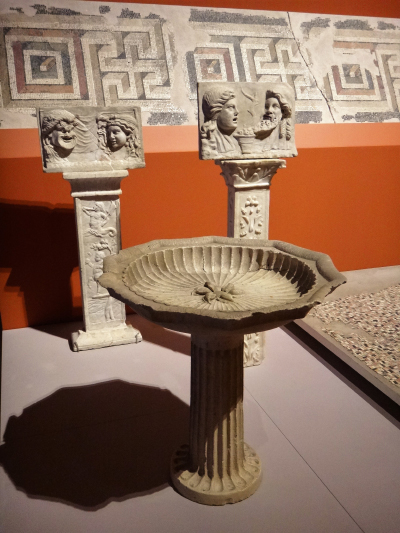 21. Лабрум (чаша для воды) и плиты с рельефами из собрания Археологического парка Помпей.jpg