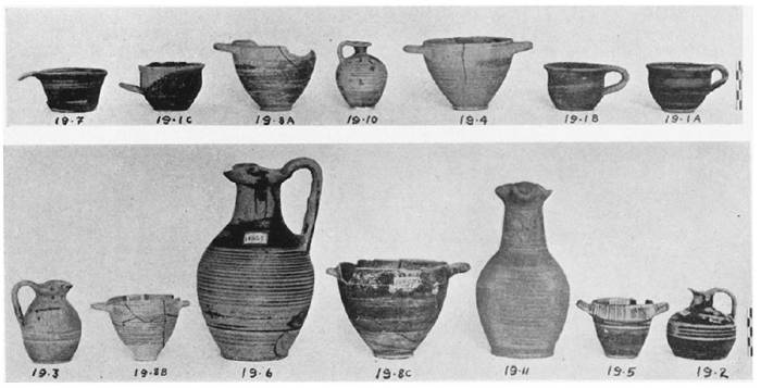 Илл. 3. Сосуды из детского погребения 19 из раскопок Пелекидиса датированного первой четвертью VII в. до н.э. Young 1942..jpg