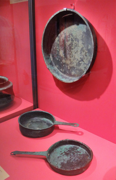 8. Бронзовая посуда для приготовления пищи из собрания Археологического парка Помпей.jpg