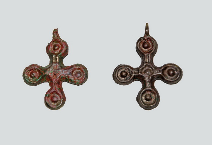 02 - византийские бронзовые кресты найденные во время раскопок в районе будущей станции Венизелу [минкульт Греции].jpg
