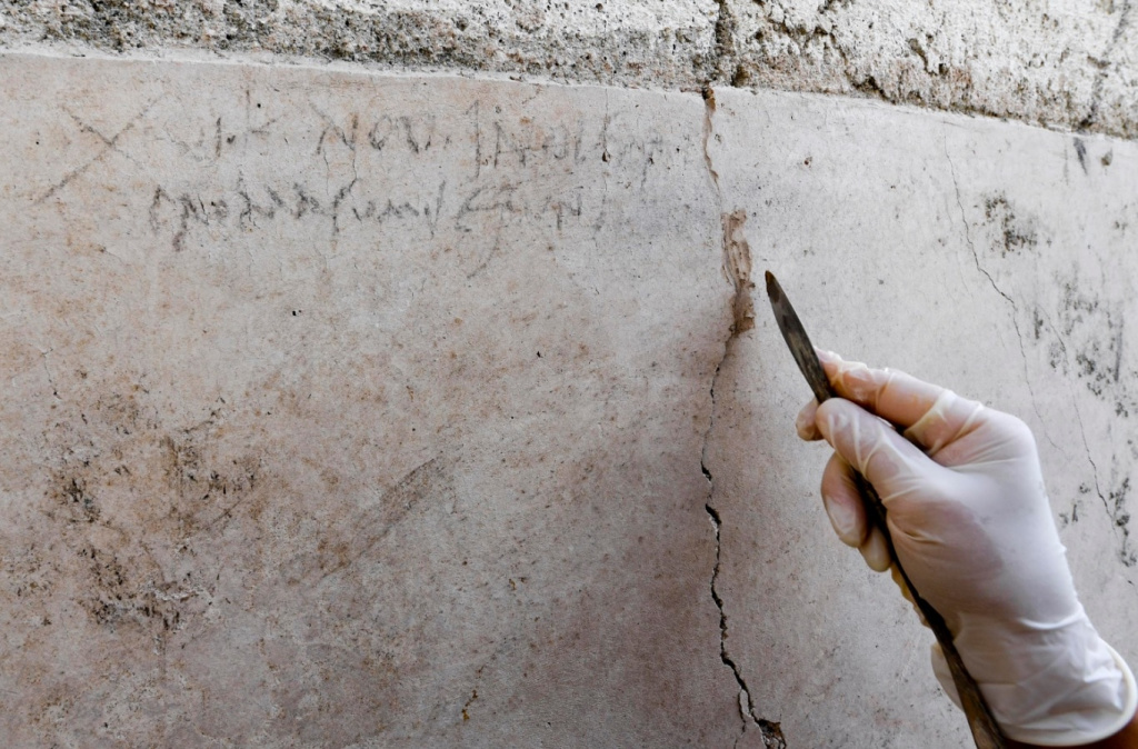 2-06. Угольное граффито из Дома с садом. Parco Archeologico di Pompei.jpg